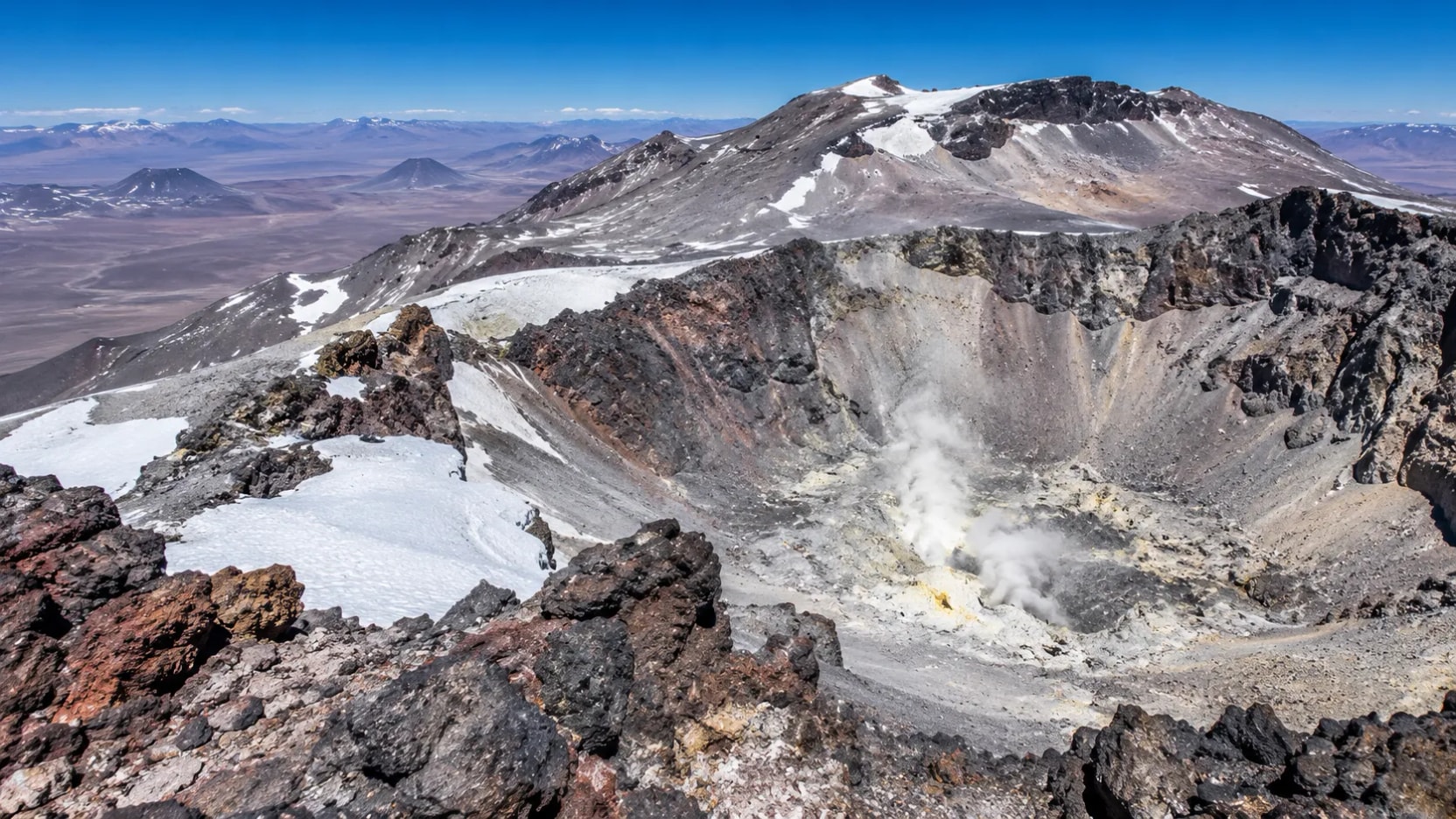 ¿Por qué Ojos del Salado se considera activo si no hay una erupción inminente?