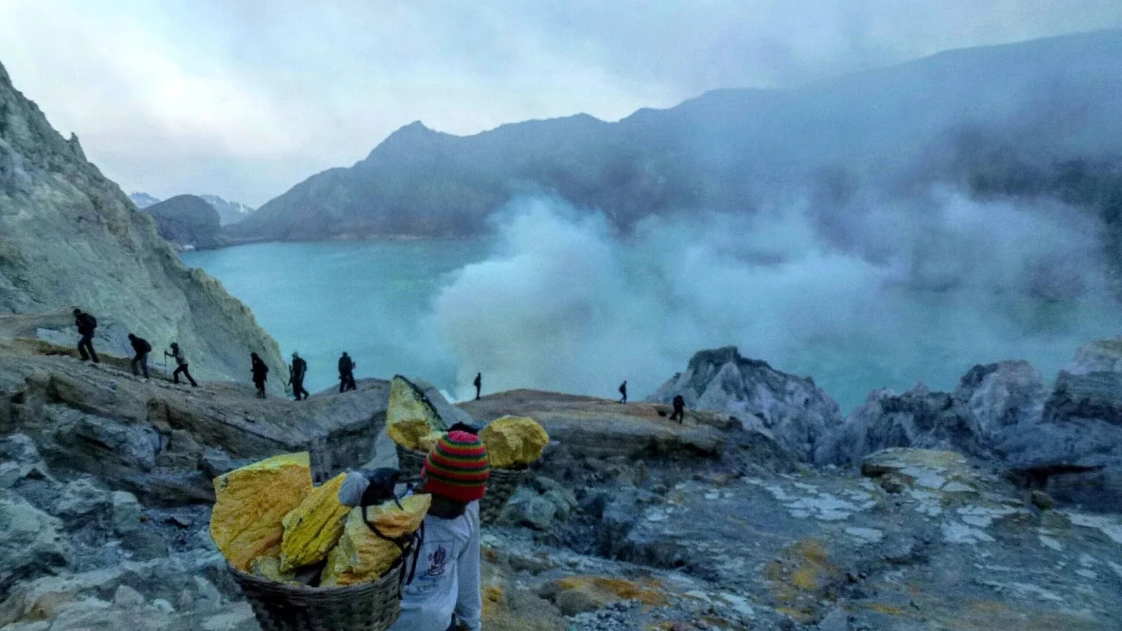 ¿Qué amenaza a los mineros de Kawah Ijen además de cargar azufre?