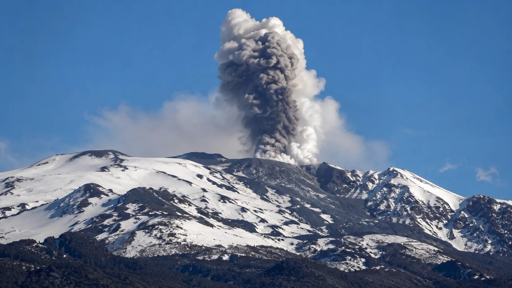 Nevados de Chillán registra hasta siete pulsos eruptivos con columnas de 2.300 metros y mantiene alerta amarilla