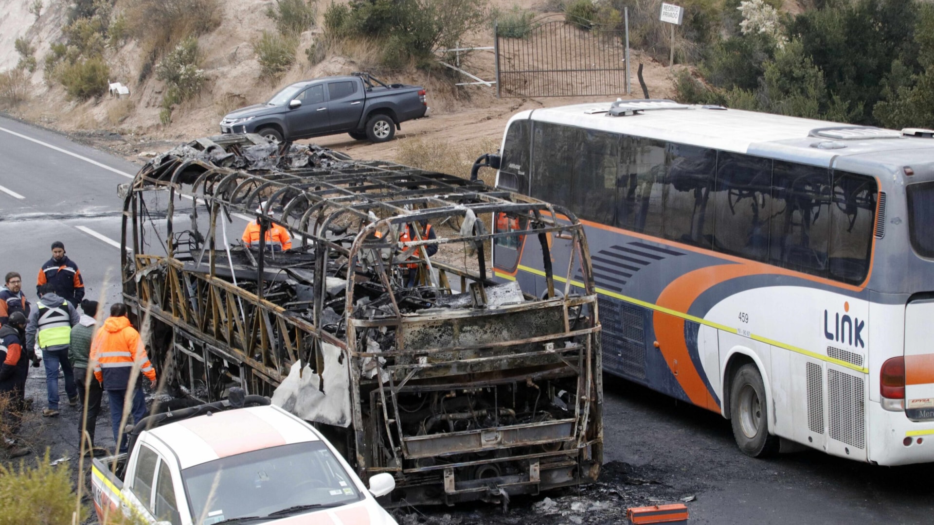 Incendio de bus en Carretera El Cobre pone en peligro a trabajadores de El Teniente
