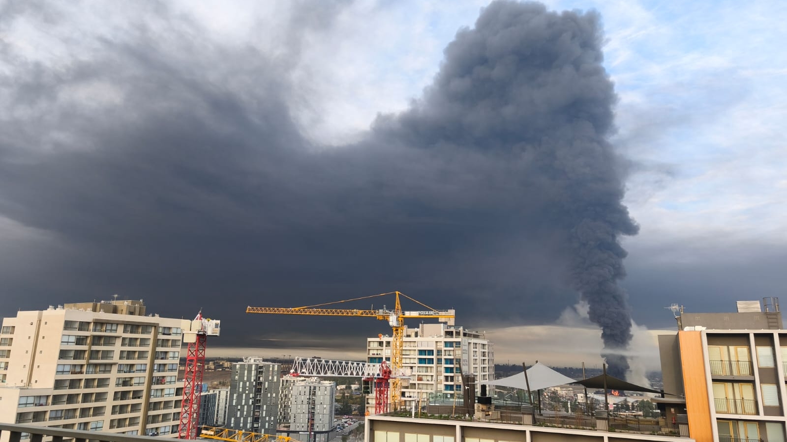 Incendio en Cerrillos: acopio de neumáticos obliga evacuación preventiva y genera alerta por humo tóxico en Santiago