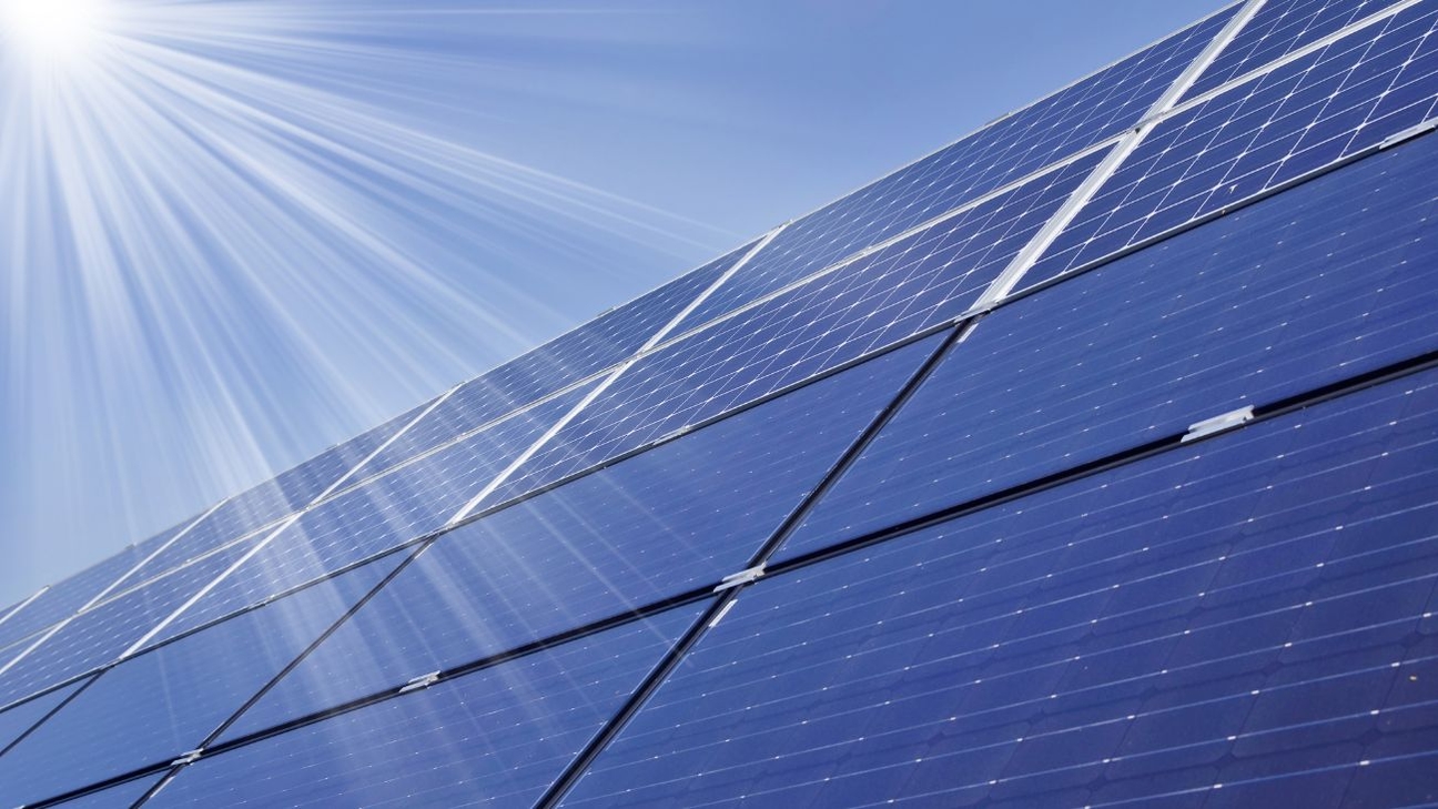 Innovación sustentable: luminarias móviles de energía solar en mina