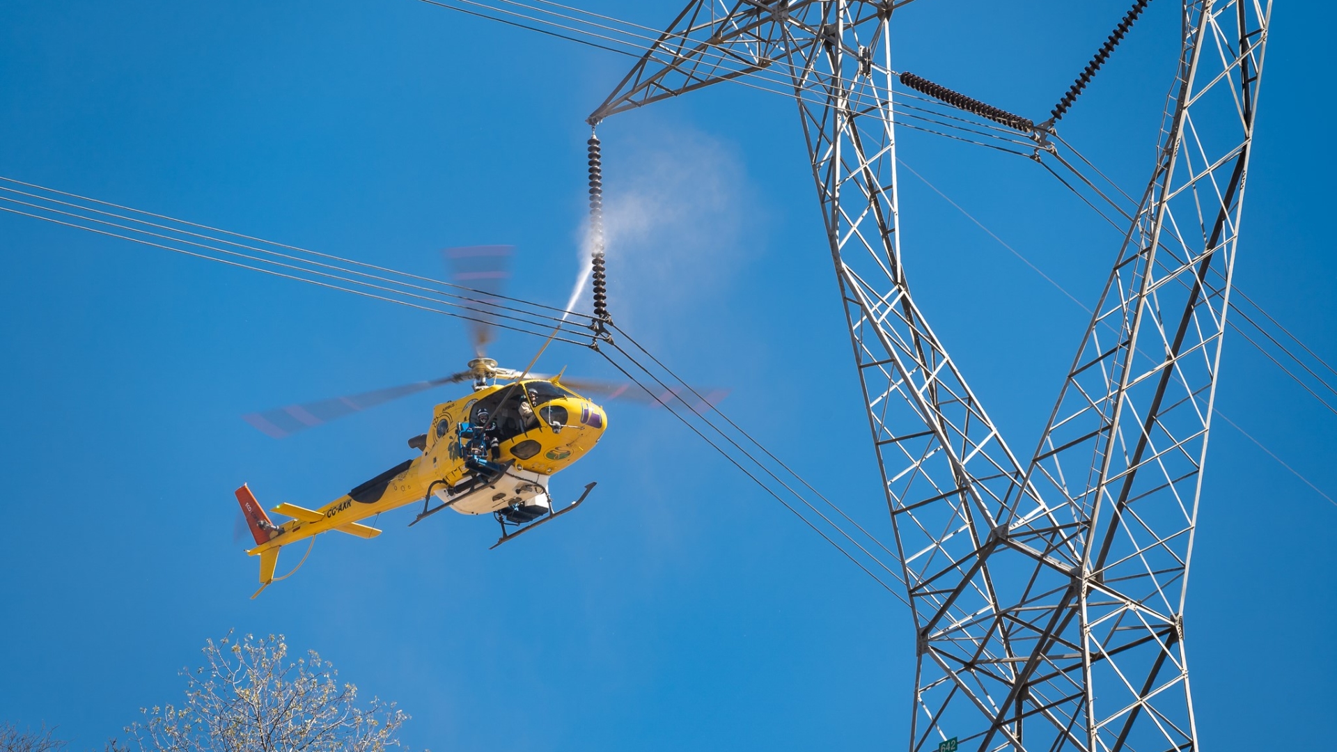 Innovador sistema de lavado de aisladores mediante Helicópteros permite evitar cortes de luz y ahorrar hasta un 80% de agua