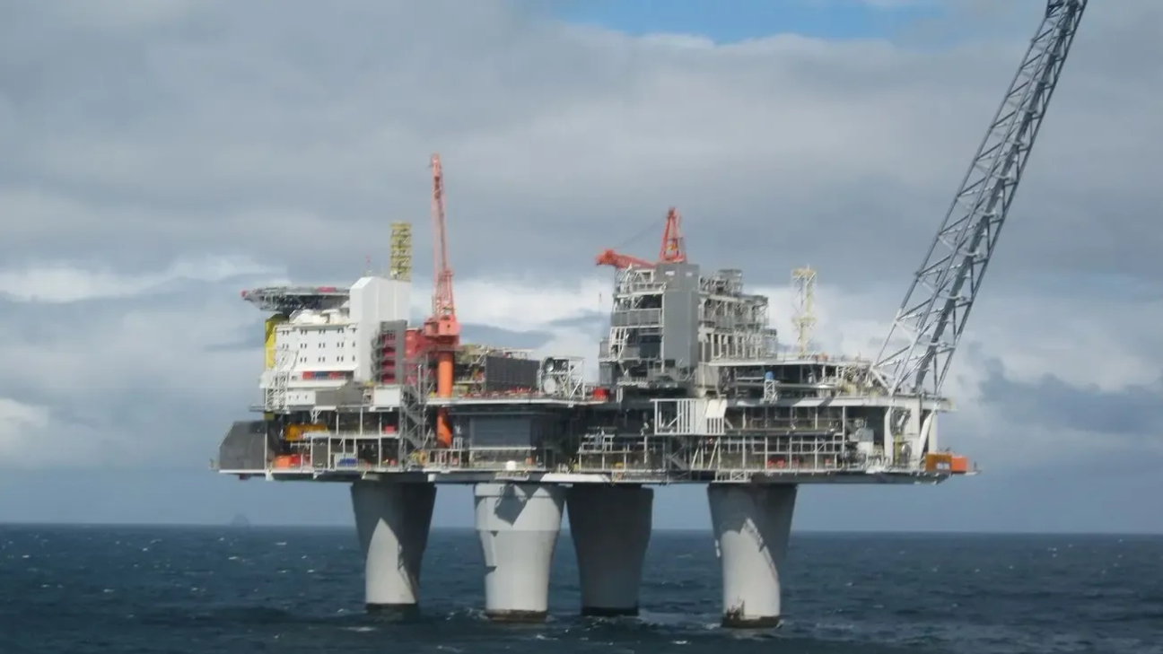 Instalan la construcción más pesada y profunda del planeta Tierra: más de 400 metros y un millón de toneladas