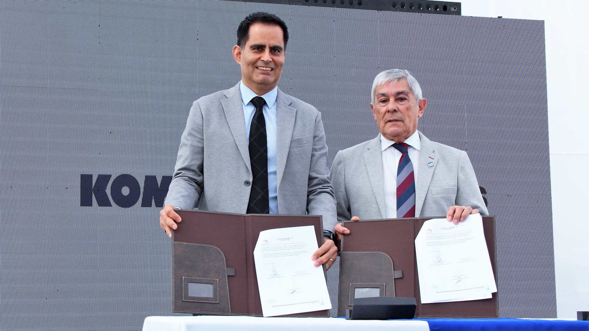 Komatsu y ATAMOSTEC firmaron alianza para desarrollar proyectos tecnológicos solares