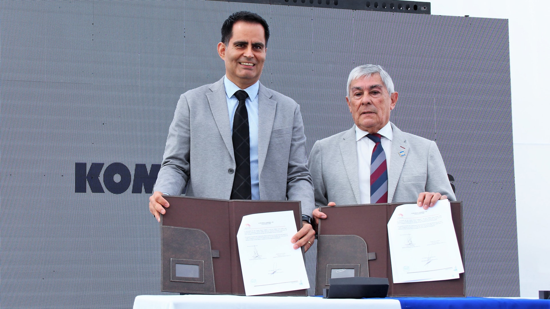 Komatsu y ATAMOSTEC firmaron alianza para desarrollar proyectos tecnológicos solares