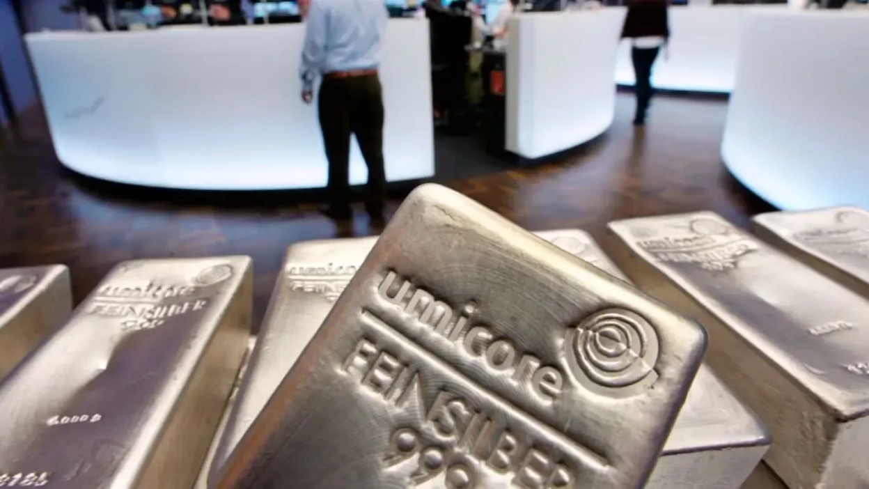 La plata rompe la barrera de los US$60 y alcanza un récord histórico en los mercados internacionales