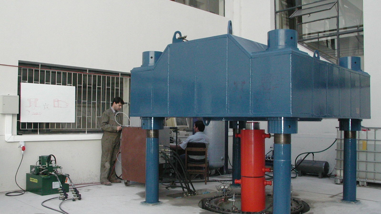 Laboratorio geotécnico evalúa partículas para megaestructuras mineras y energéticas