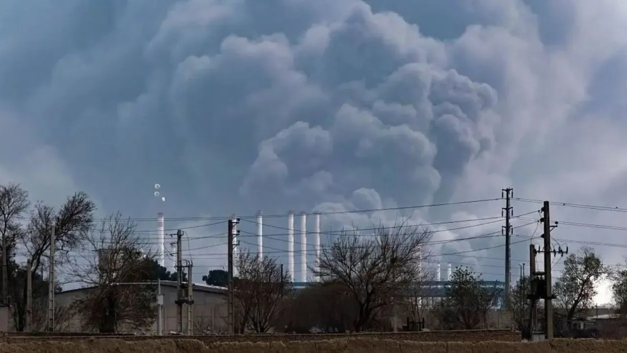 “Lluvia negra”: la contaminación extrema que amenaza a Teherán tras ataques a refinerías