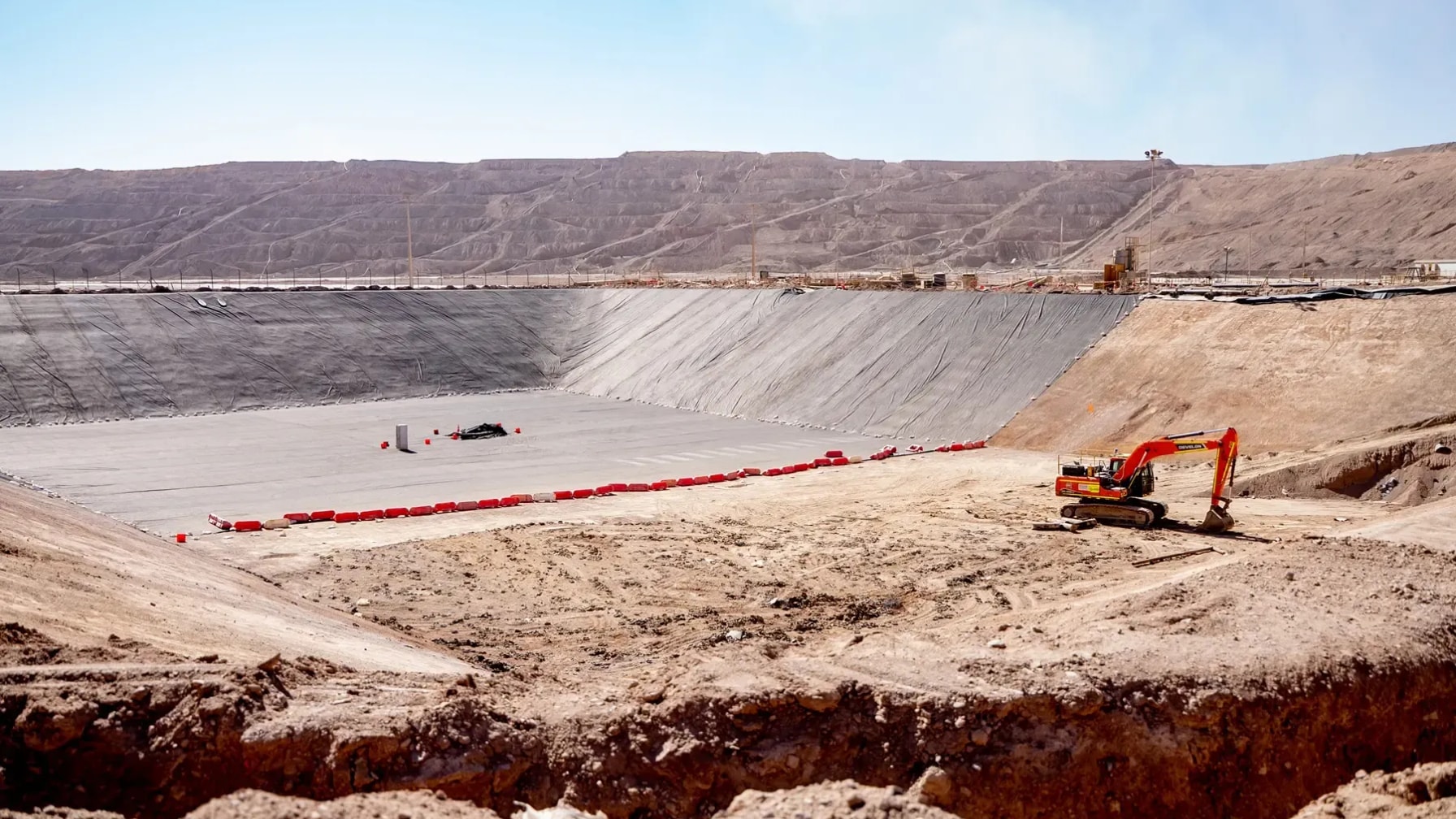 Lomas Bayas: US$16 millones para blindar su contención — la obra silenciosa que define la sostenibilidad