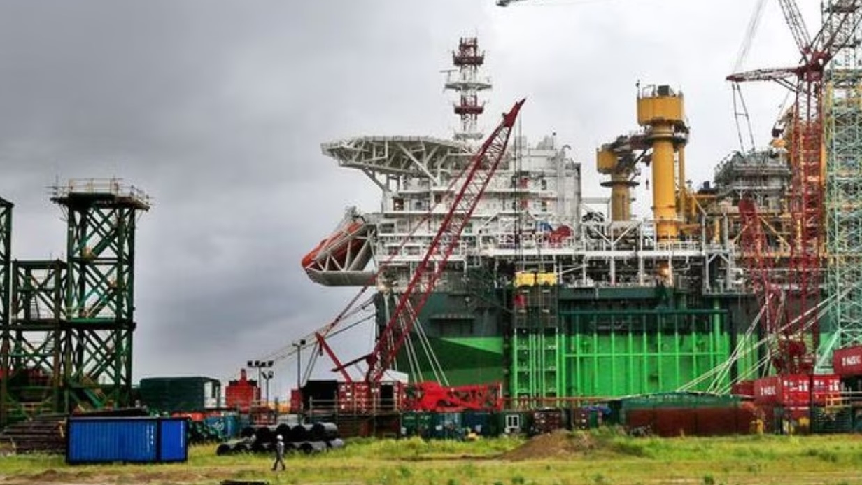 Los recortes de petróleo liderados por Arabia Saudita chocan con la avalancha de suministros alternativos