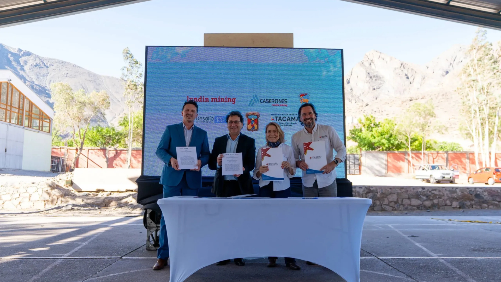 Lundin Mining, SLEP Atacama y Desafío Levantemos Chile firman alianza para construir escuela transitoria en Los Loros