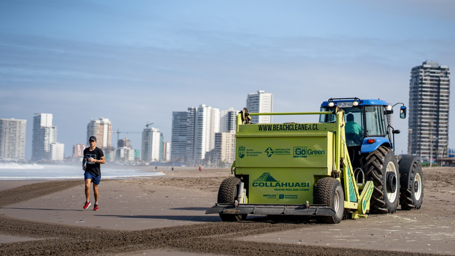 Máquina barredora continúa su trabajo de limpieza de playas para recibir a turistas en verano