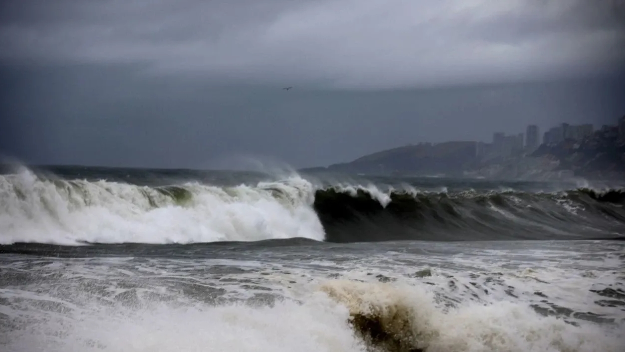 Marejadas en Chile: noveno evento del año impactará más de 2.600 km de costa y se extenderá por tres días