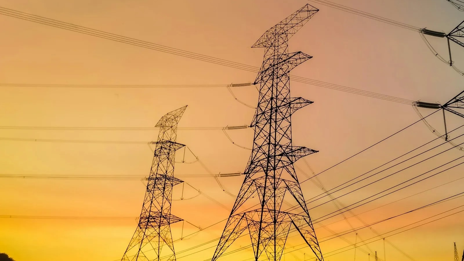 Mercado eléctrico redujo levemente su concentración en 2025, pero mantiene diferencias por bloque horario