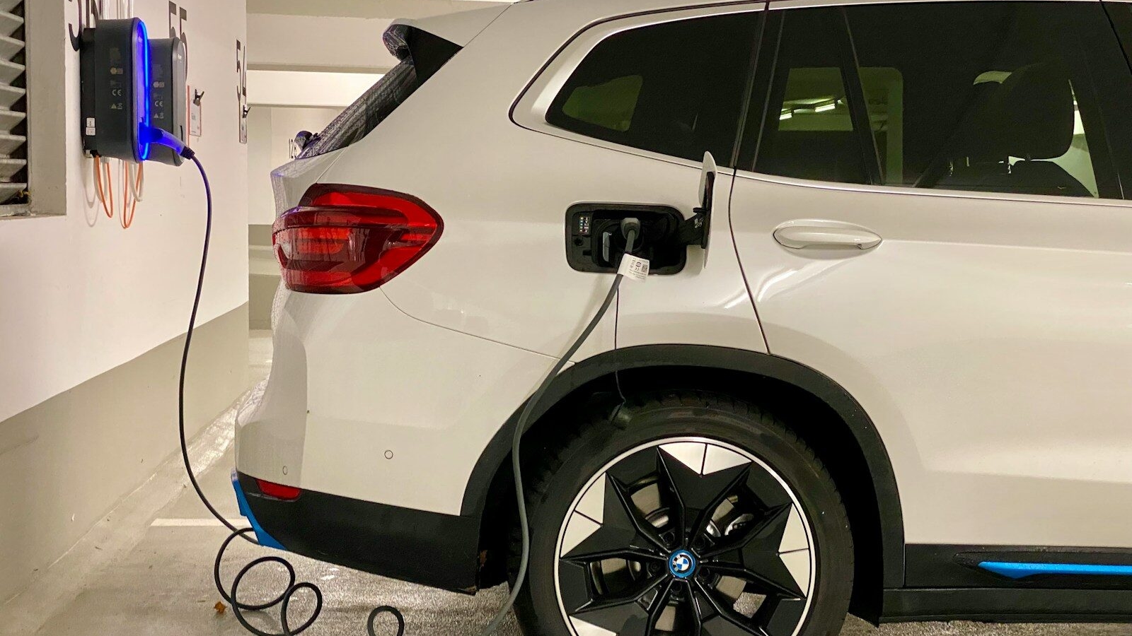 Alza de bencinas acelera la electromovilidad en Chile: 1 de cada 10 autos vendidos en abril fue enchufable
