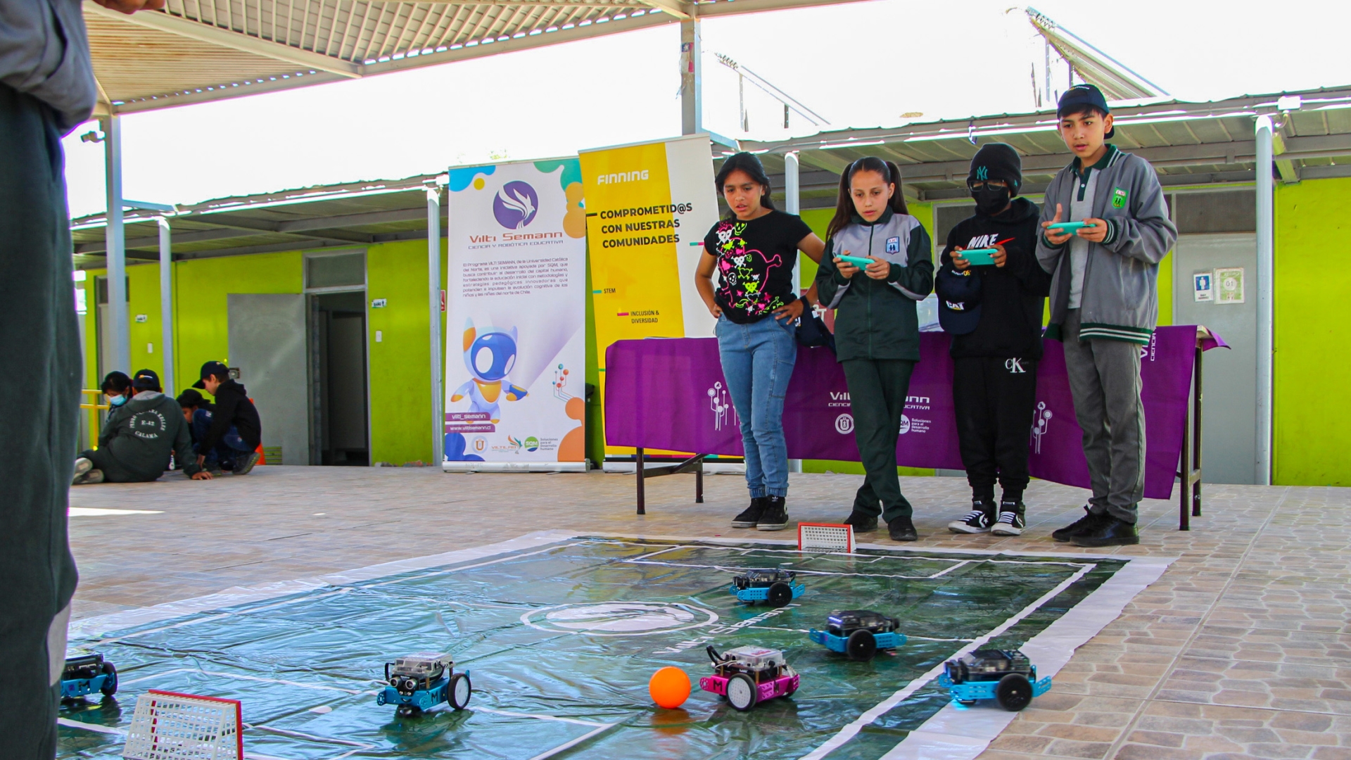 Ministro Hales, Finning y Universidad Católica del Norte despiertan interés por robótica con taller dirigido a estudiantes de Calama y Alto El Loa