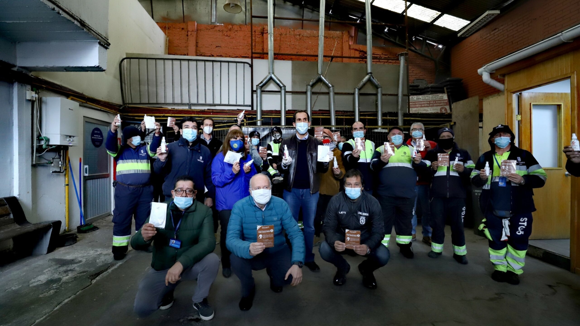 Ministro Prokurica entrega “kit de protección” con insumos que incorporan cobre a funcionarios de aseo de Santiago