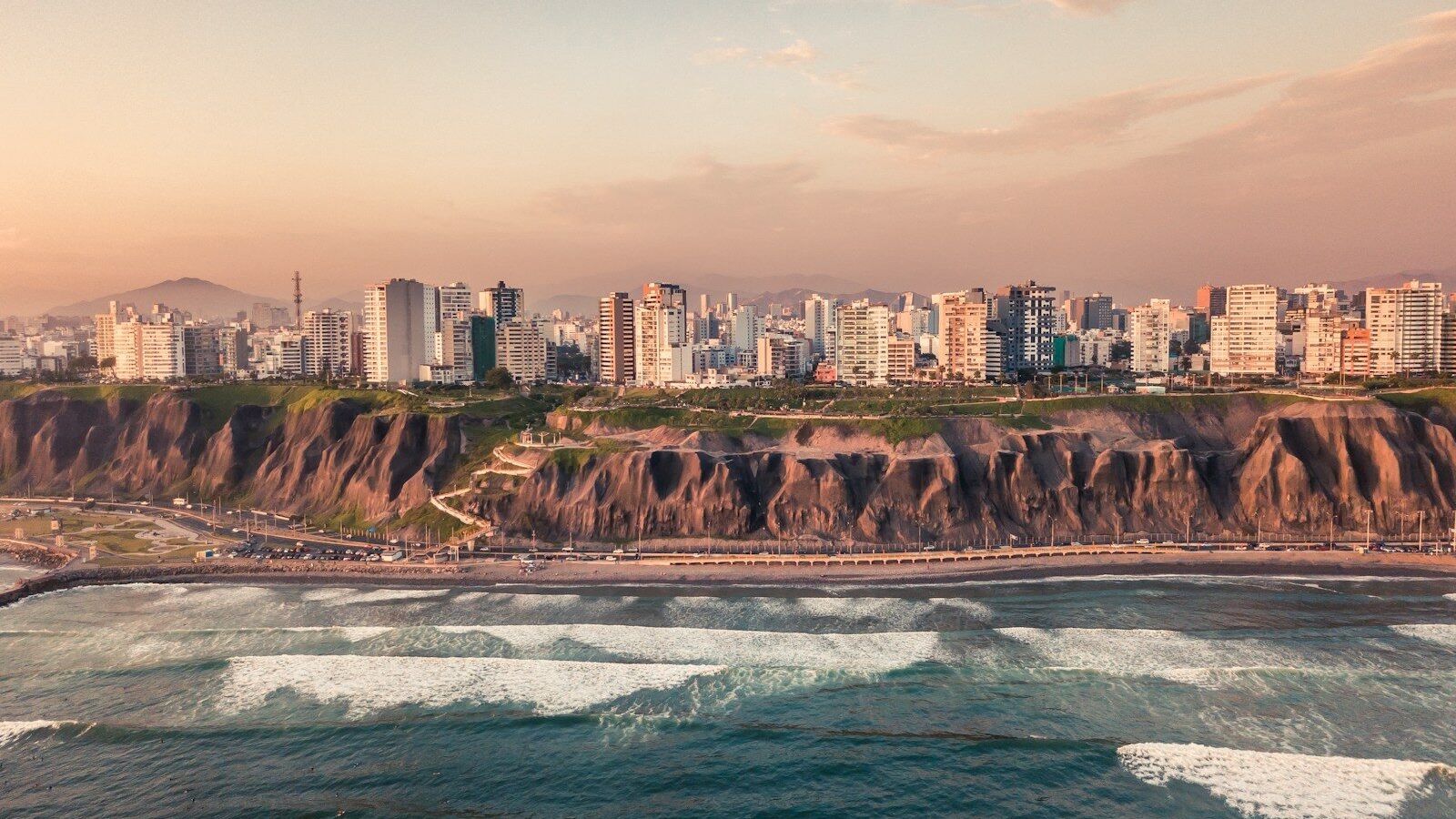 Perú llega a segunda vuelta con US$64.071 millones en proyectos mineros bajo presión política