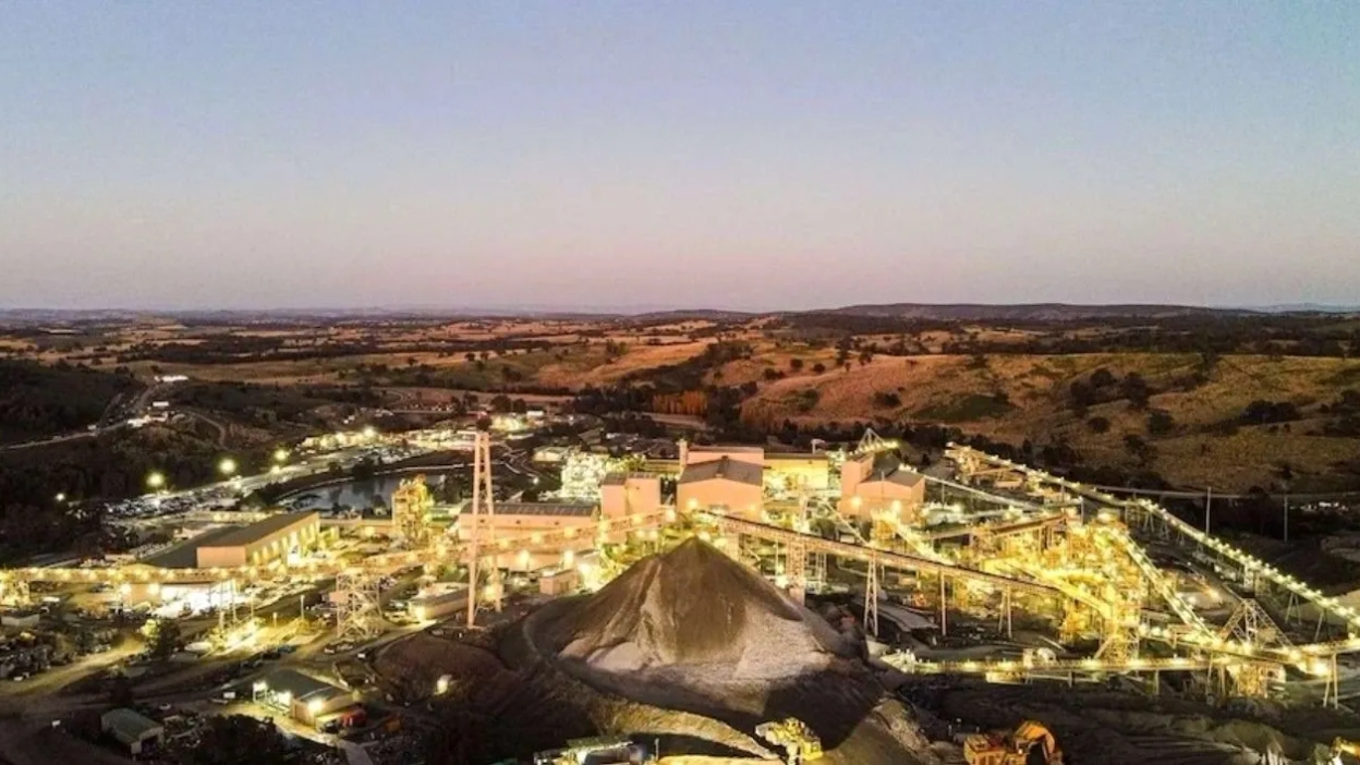 Newmont suspende Cadia: caída bursátil de 4% tras sismo obliga a frenar una de sus mayores minas