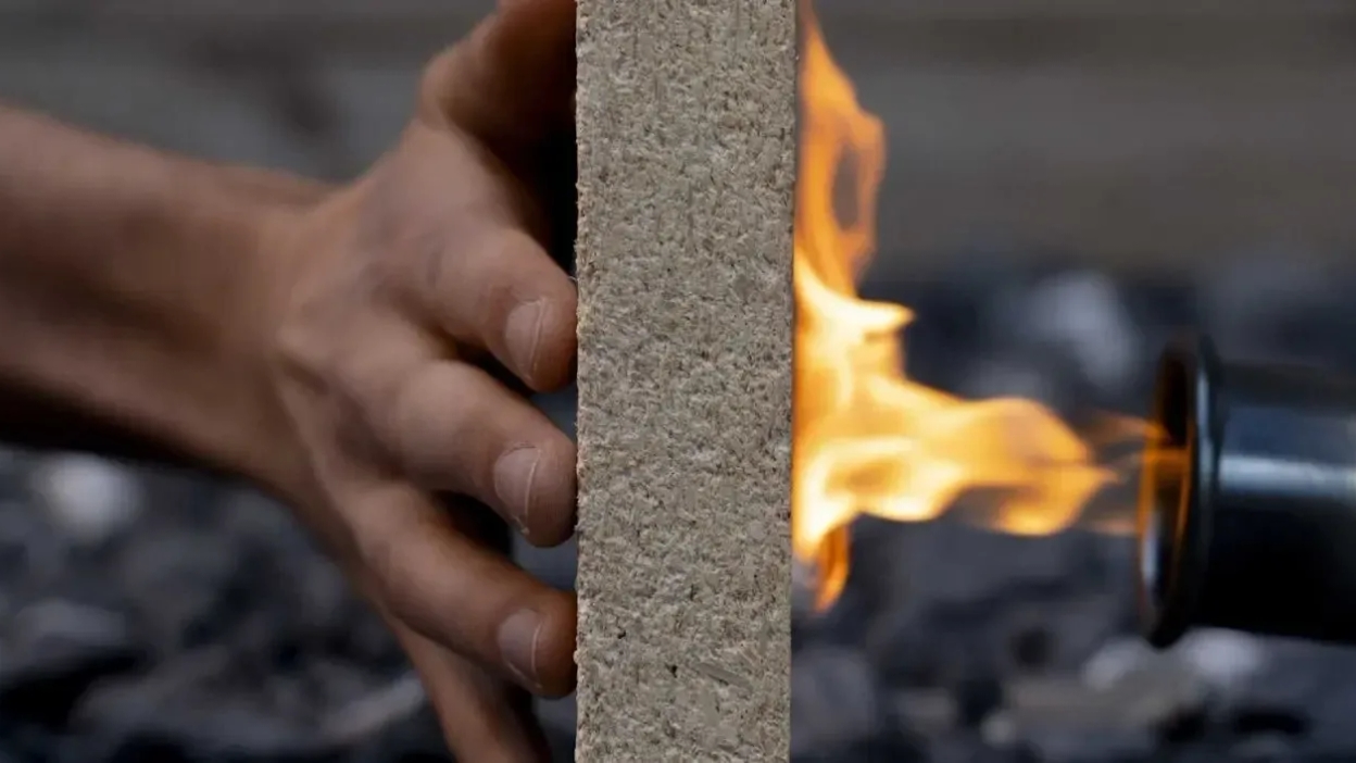 Paneles de construcción con serrín: innovación logra resistencia al fuego y apunta a reducir residuos