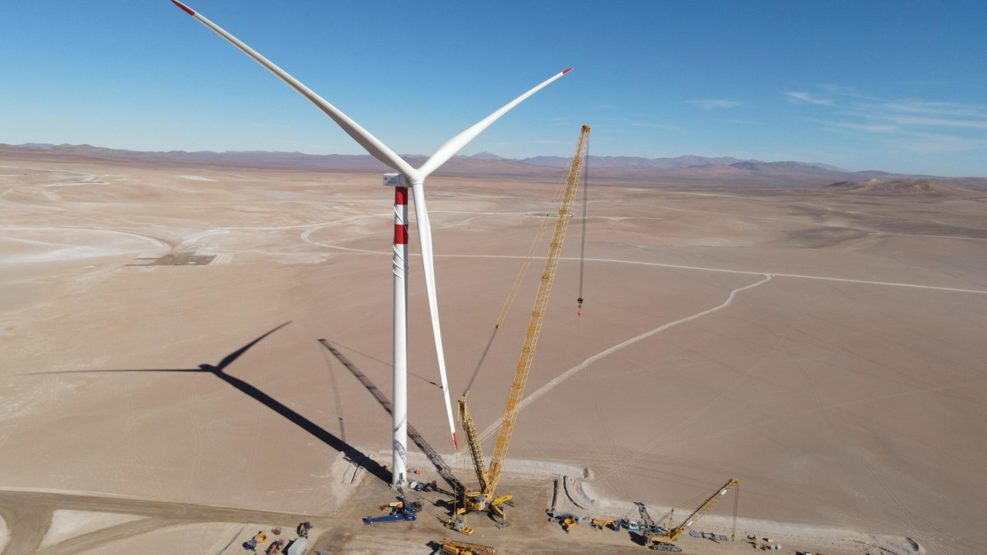 Parque Eólico Lomas de Taltal finaliza la instalación de su primer aerogenerador