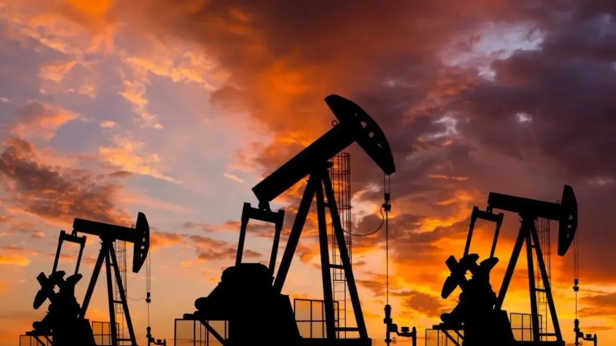 Petróleo bajo US$100: estrecho de Ormuz sigue restringido y tensiona mercado global