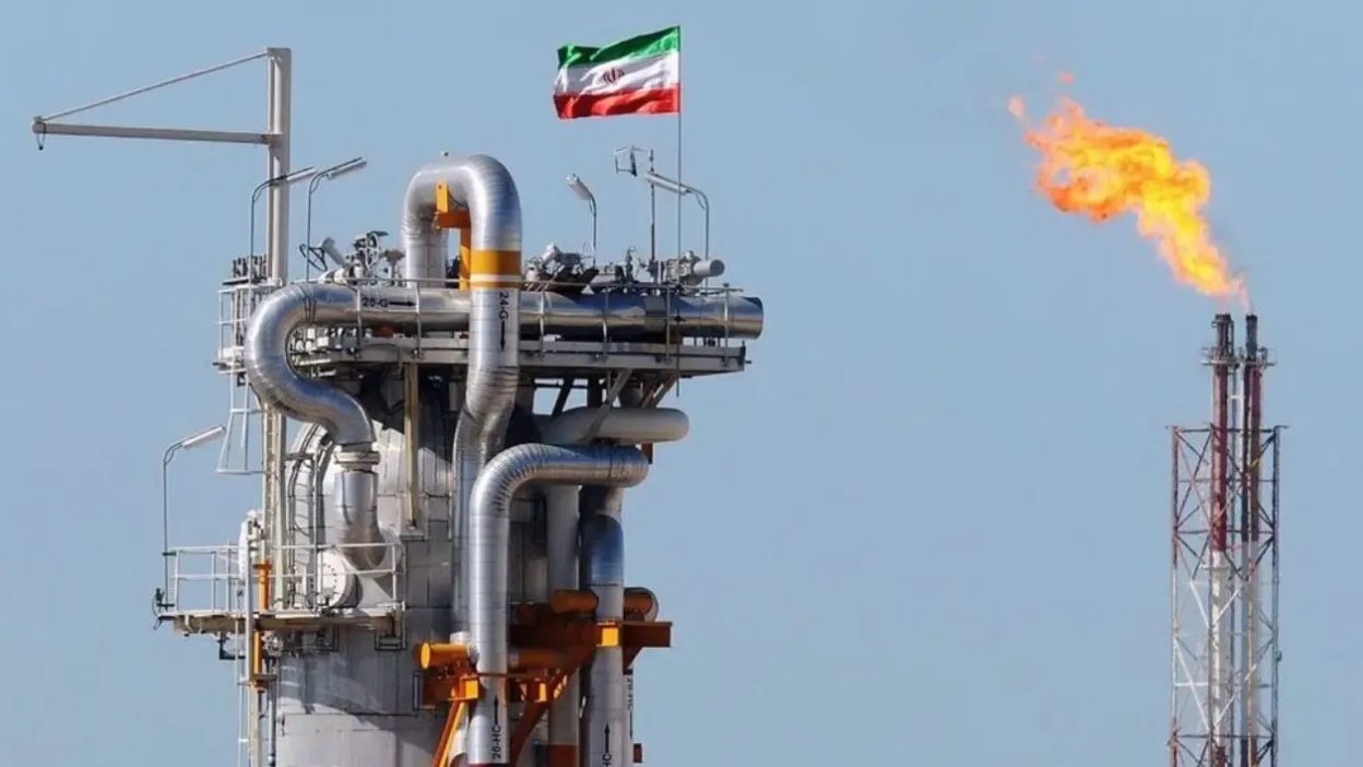 Petróleo cae más de 6% tras señales de Trump sobre la guerra con Irán y el flujo por el Estrecho de Ormuz