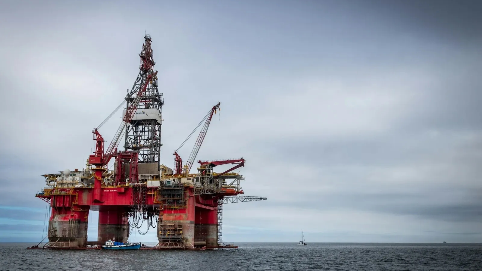 Petróleo global: ataques de Irán recortan en 600.000 barriles diarios la producción de Arabia Saudita y tensionan el suministro