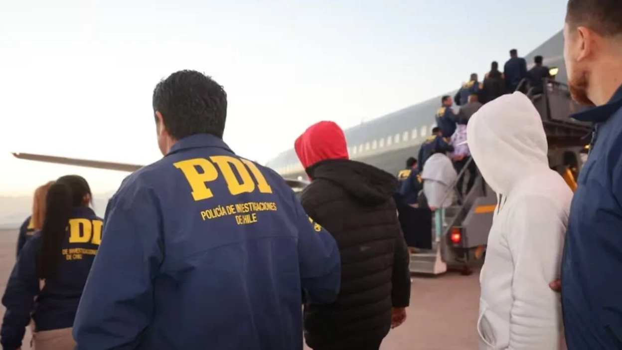 Plan de Control Migratorio: primer vuelo expulsa a 40 extranjeros y gobierno eleva en 33% las deportaciones en su primer mes