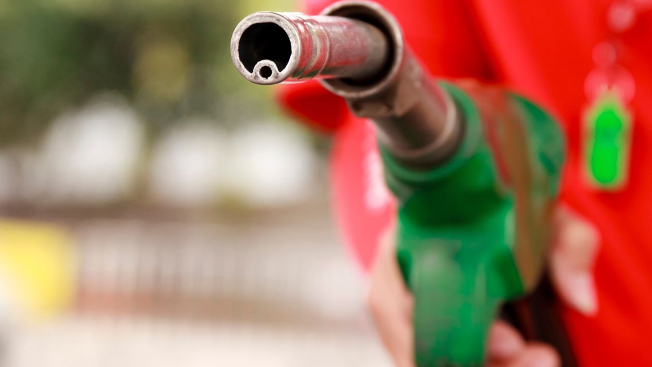 Precios de combustible caen en Chile: Descubre cómo ahorrar aún más con descuentos diarios en estaciones de servicio