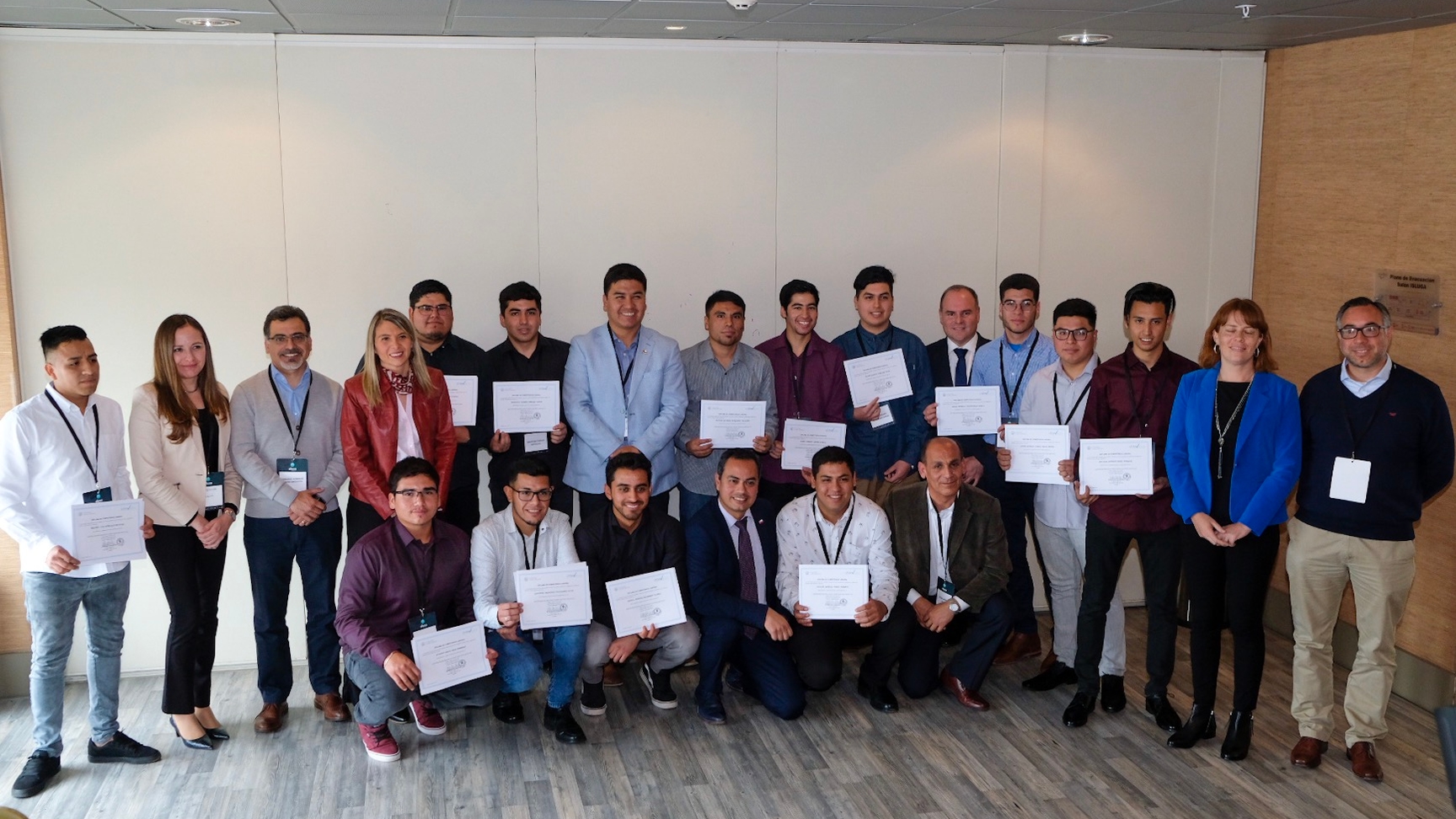 Red ELEVA, Finning y Minera Antucoya certifican competencias laborales de 16 jóvenes en minería
