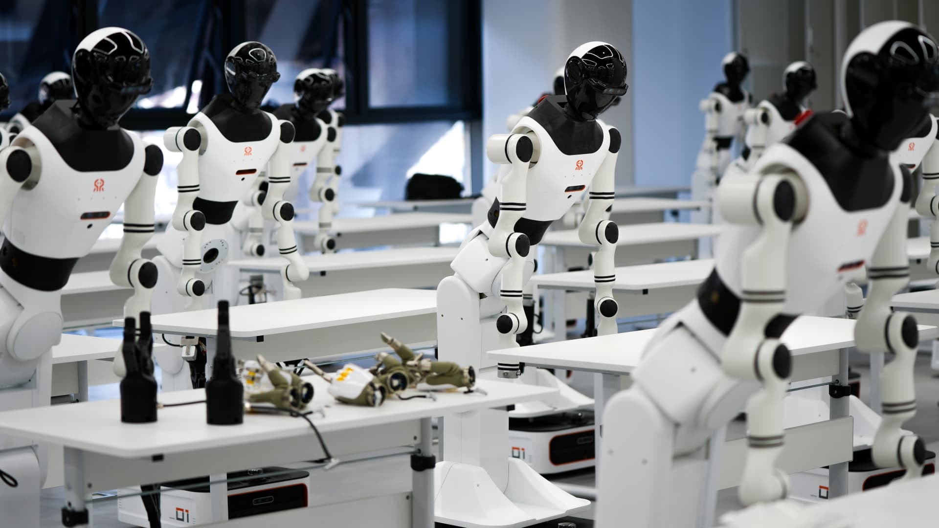 RJ Scaringe de Rivian lanza Mind Robotics para desarrollar robots humanoides