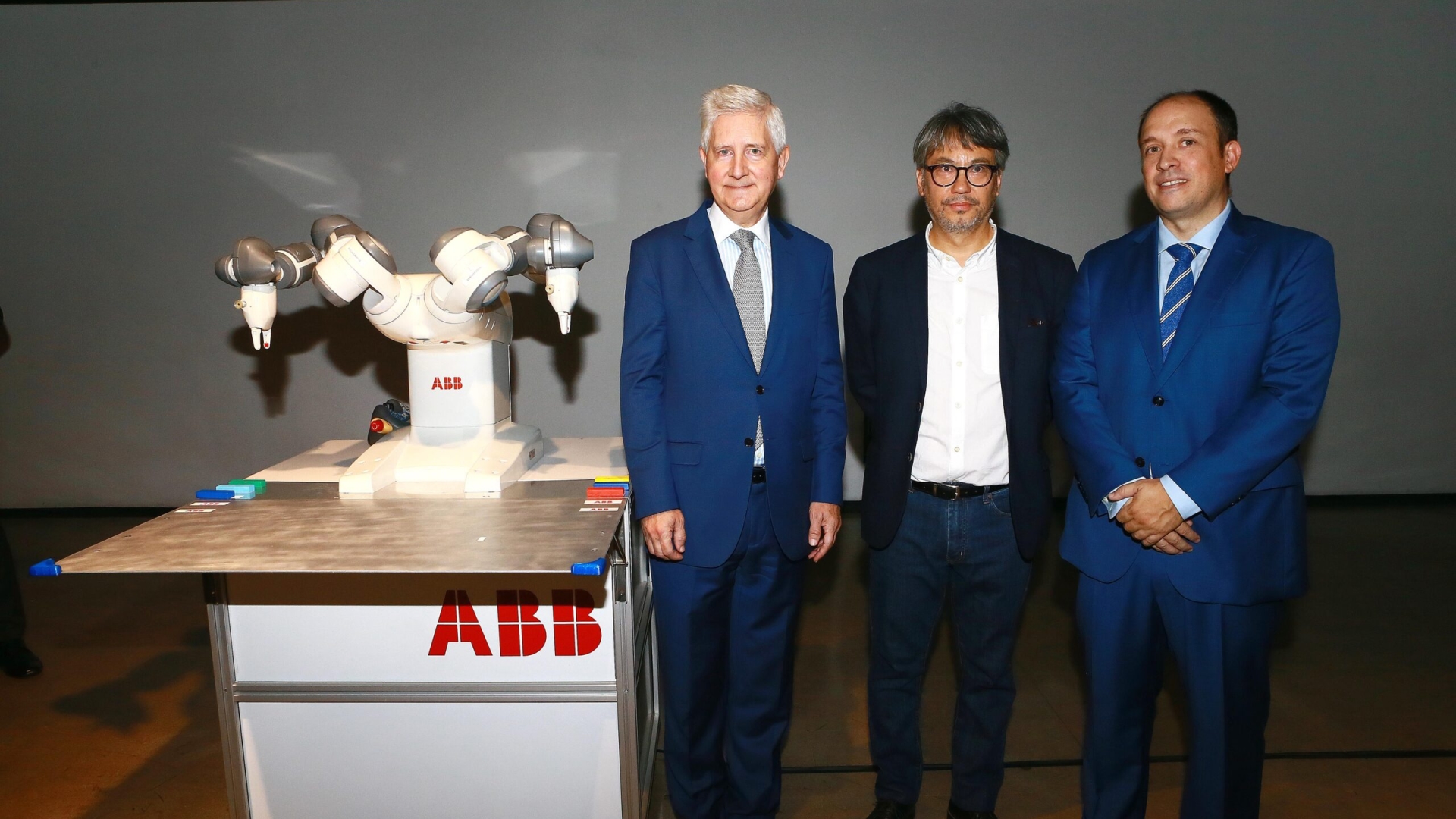 Robot colaborativo ABB visita galería Suizspacio en estación Ñuñoa del Metro de Santiago