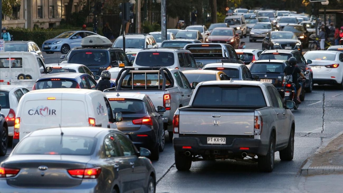 Santiago Implementará Restricción Vehicular entre Mayo y Agosto de 2025 para Combatir la Contaminación