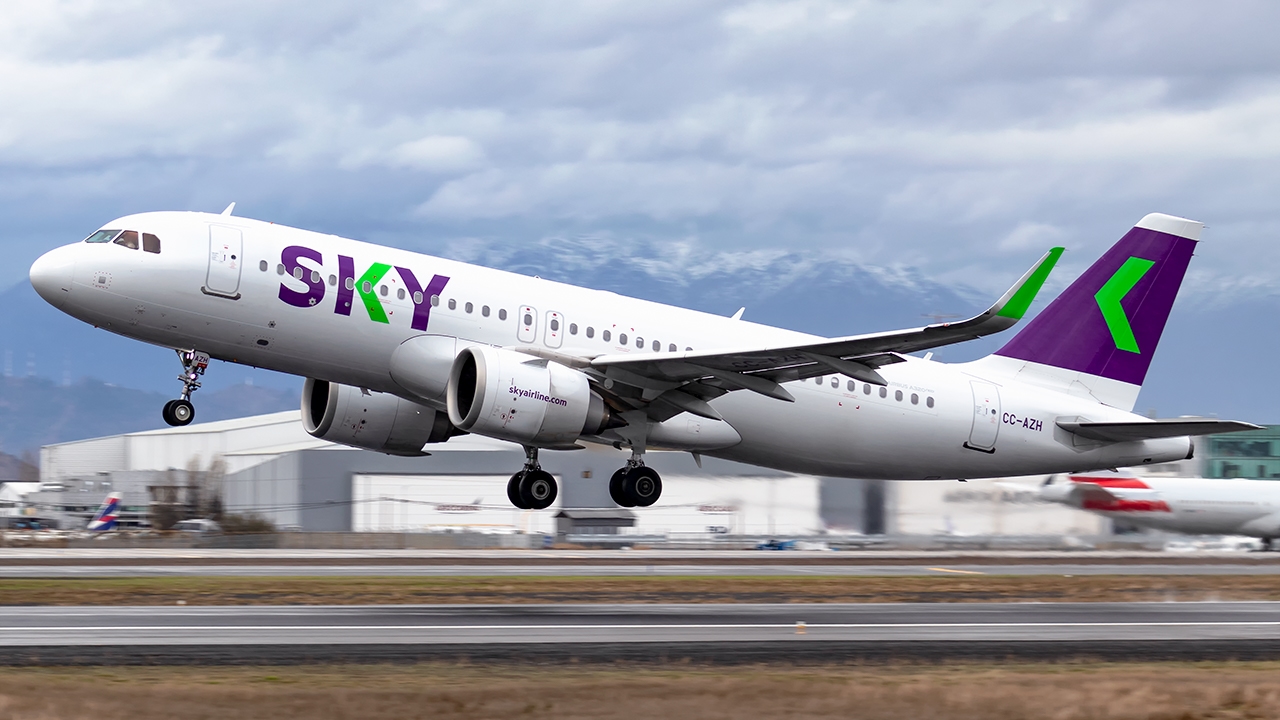 SKY Airline busca trabajadores en diferentes áreas en la región Metropolitana: Revisa cómo postular