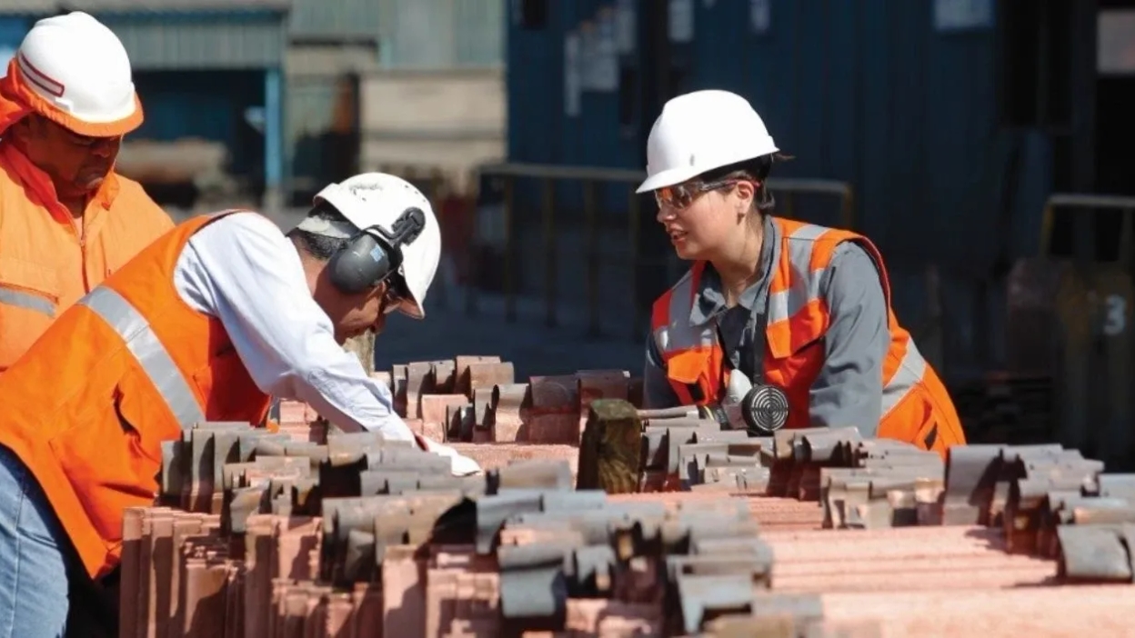 Sueldos en Chile 2026: experiencia y escasez de talento elevan rentas en minería, finanzas y tecnología