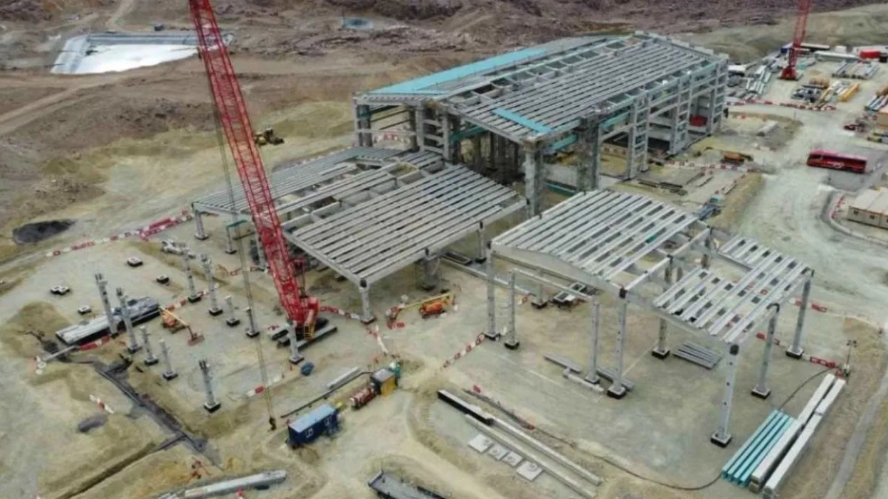 Techumbres mineras: cómo el uso de policarbonato y membranas hidrófugas mejora hasta 30% la eficiencia operativa en climas extremos