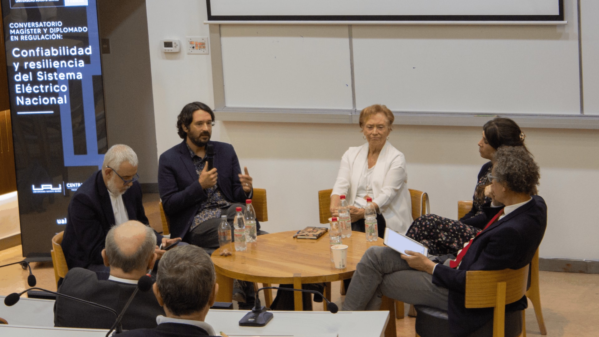 UAI reúne a expertos en conversatorio sobre confiabilidad y resiliencia del sistema eléctrico