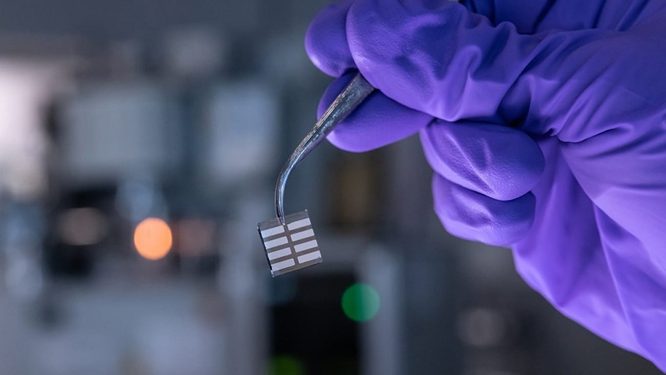 Un material retiene la luz solar con capas extremadamente delgadas