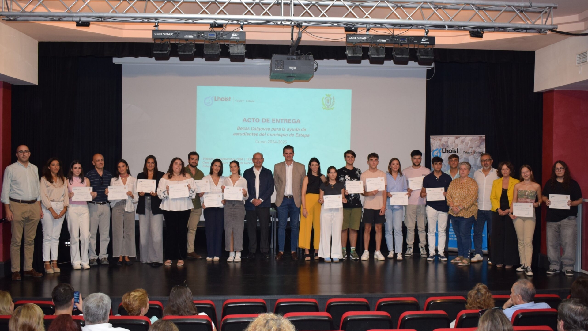 Un total de 16 jóvenes de Estepa reciben las becas de formación superior de Calgovsa
