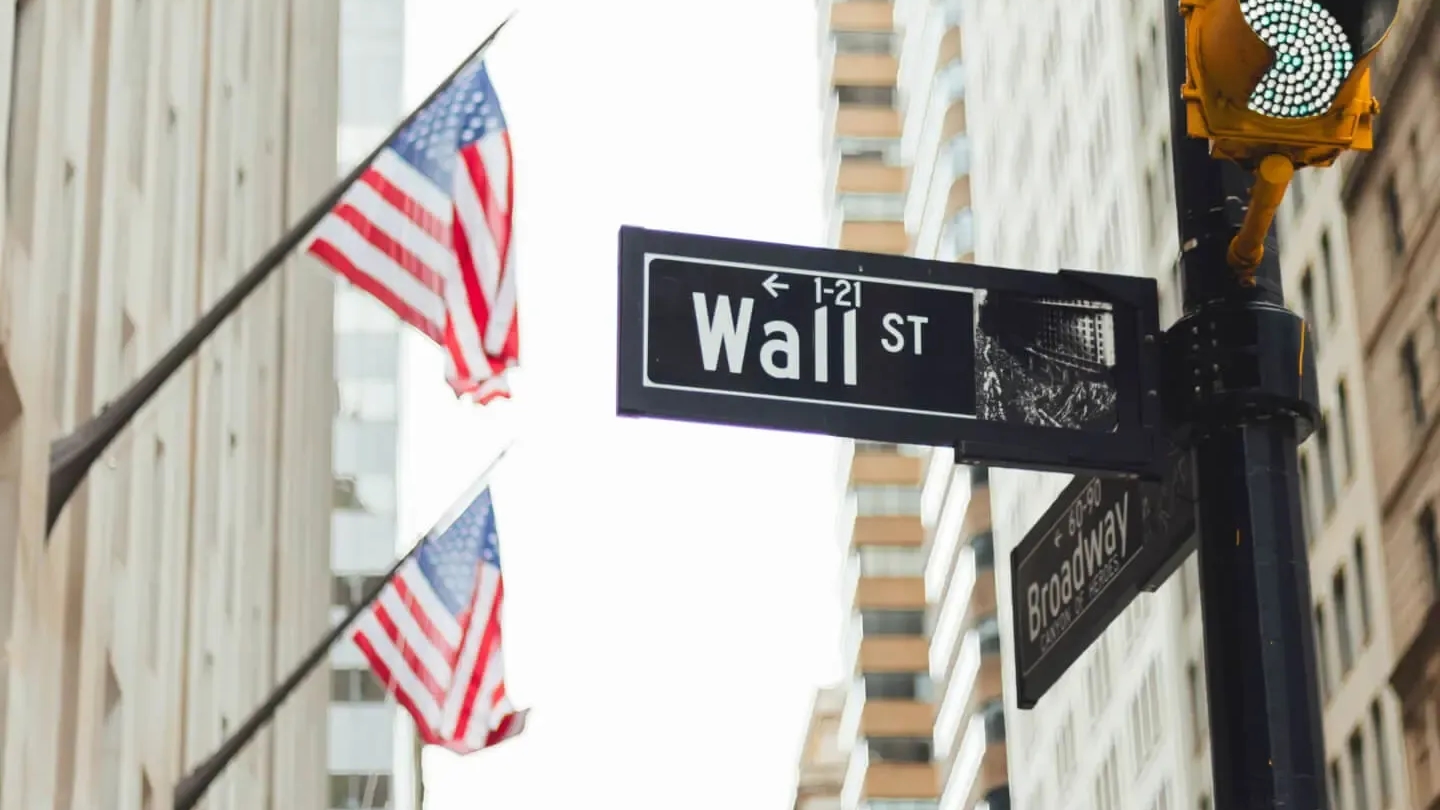 Wall Street cierra la semana con caídas por empleo y alza del petróleo