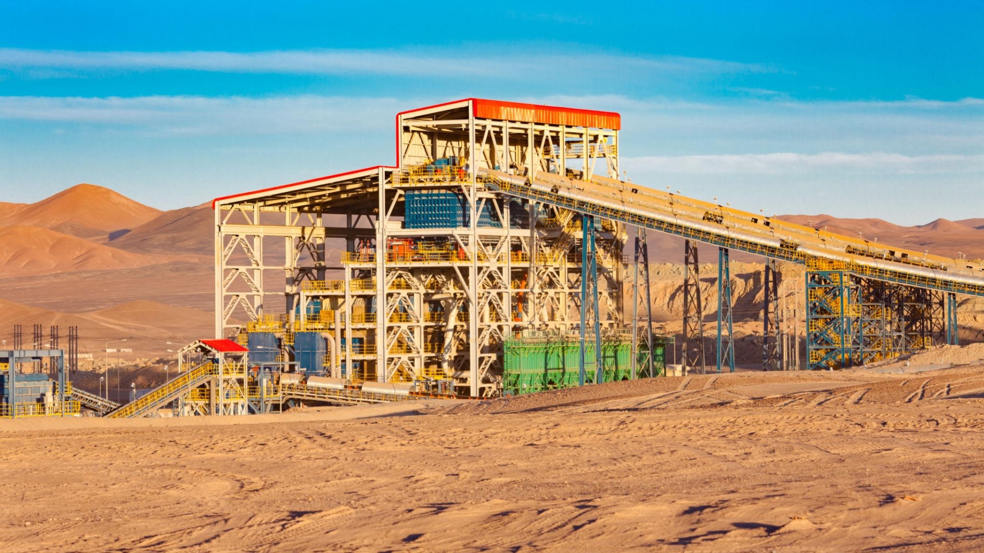 Producción industrial cae 4,7% en abril y minería retrocede 9% por menor producción de cobre