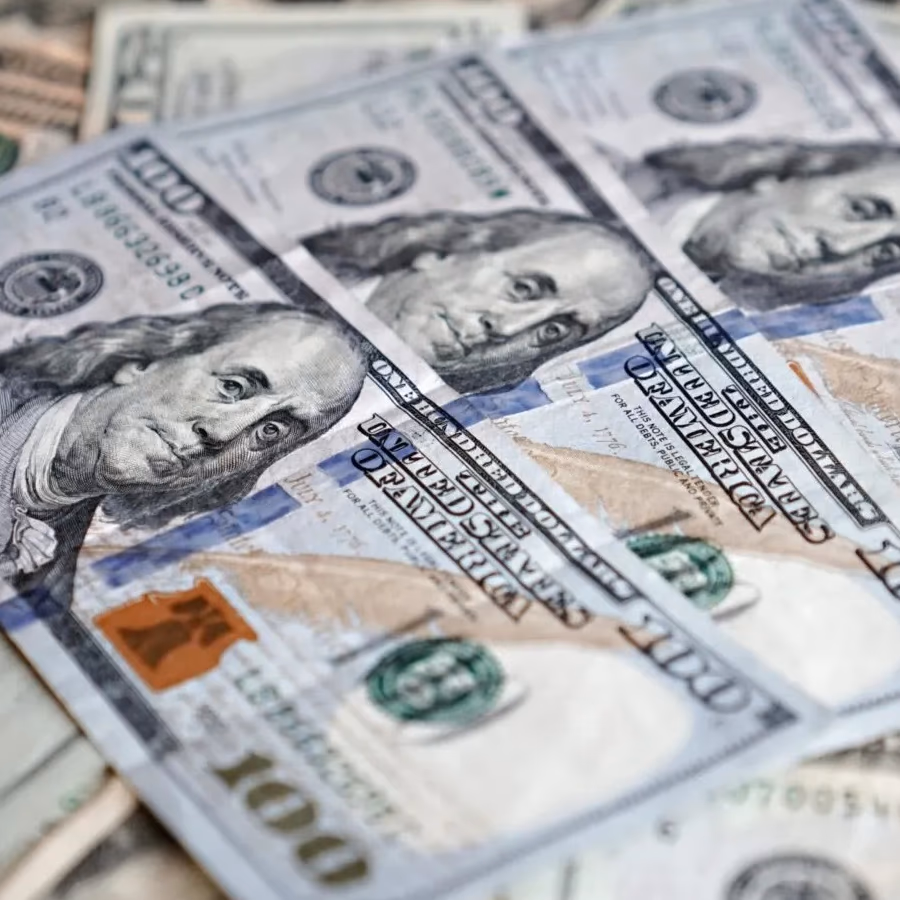Dólar en Chile cae $2,1 y cierra bajo $900 antes de dos decisiones que pueden mover al mercado
