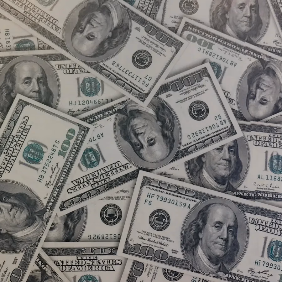 Dólar en Chile supera los $900 por desempleo de 8,9% y una señal clave de la Fed