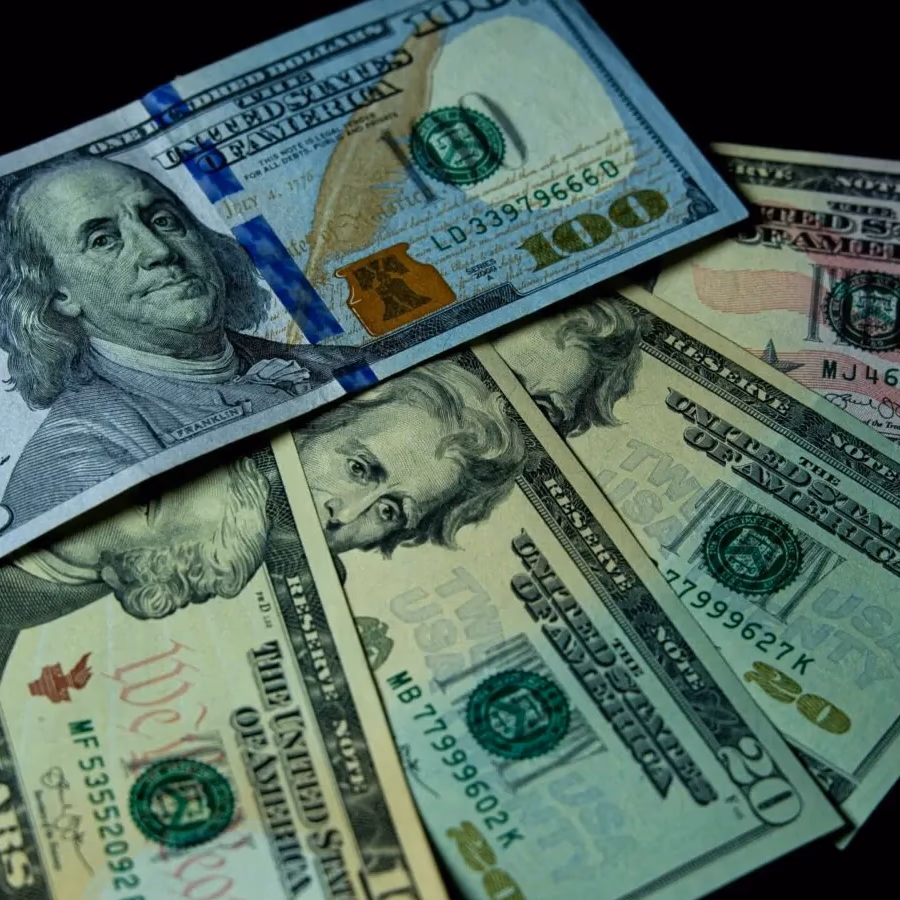Dólar salta casi $20 y vuelve a cerrar sobre los $900 tras decisión de la Fed