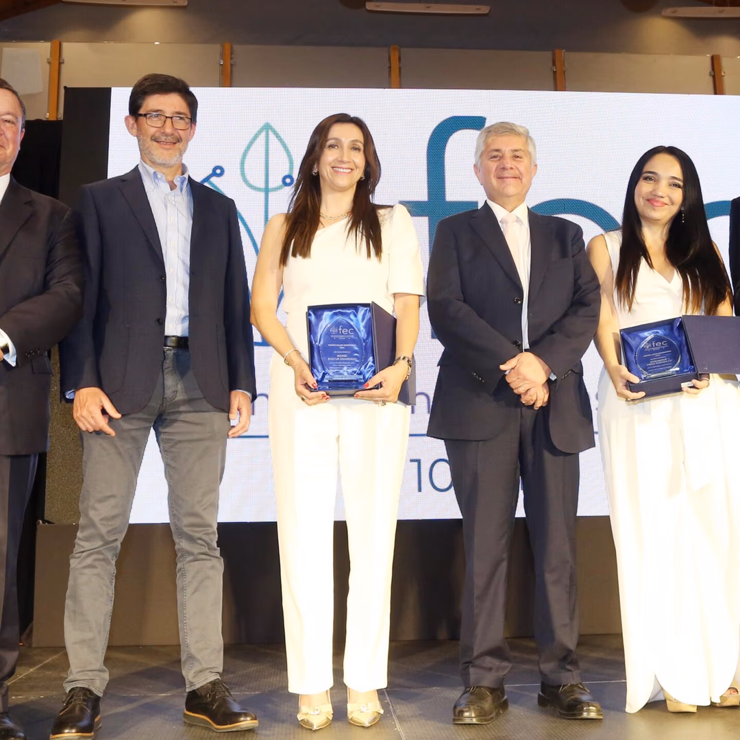 Dominique Viera Peñailillo, Vicepresidenta de Operaciones de Metaproject Group, recibe el Premio Empresaria del Año entregado por FEC Jóvenes