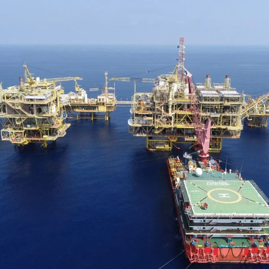 Emiratos Árabes Unidos abandona la OPEP: impacto en precios petroleros globales