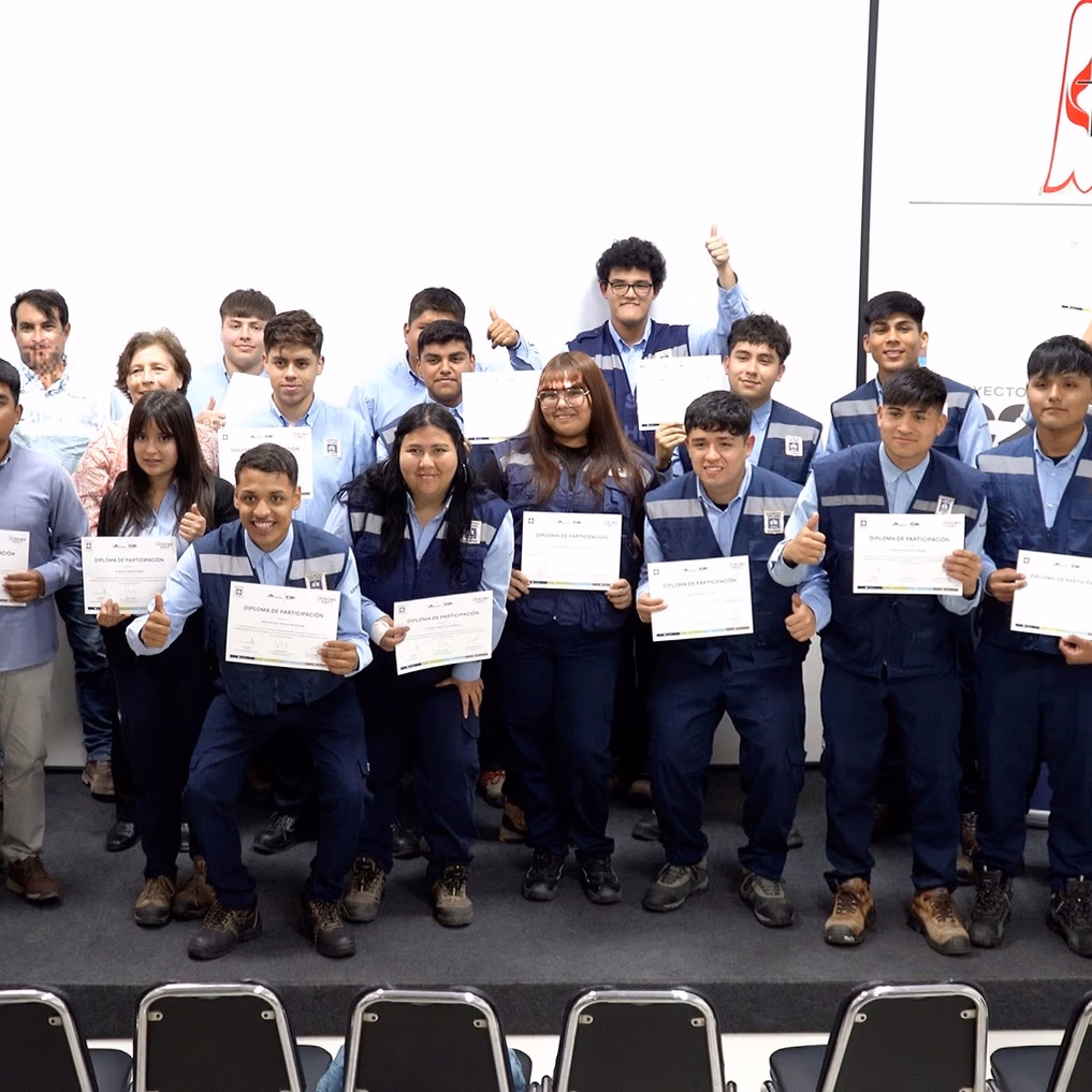 Estudiantes del Colegio Robert Johnson obtienen certificación eléctrica SEC con apoyo del Proyecto C20+ de Collahuasi