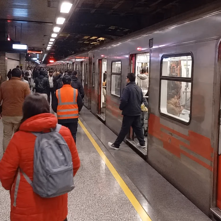 Emergencia en Línea 5: evacúan Baquedano tras fuego bajo un tren y Metro divide el servicio